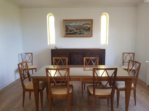 une salle à manger avec une table et des chaises dans l'établissement Villa sur la corniche vue mer, à Concarneau