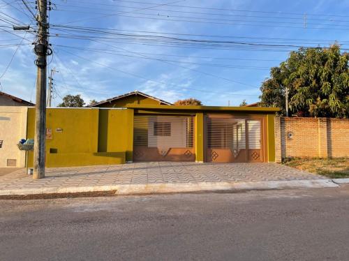 a yellow house on the side of a street at Cantinho Almeida in Alto Paraíso de Goiás