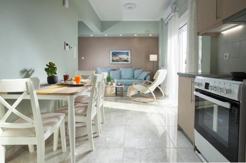 een keuken en een woonkamer met een tafel en stoelen bij Διαμερίσματα στο Δυτικό Μοσχάτο in Piraeus