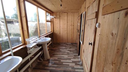 een badkamer met 2 wastafels en 2 ramen bij Guest house CBT Chon-Kemin in Shabdan