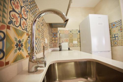 um lavatório de cozinha com uma torneira e um frigorífico em VistAzul 402 em Lepe