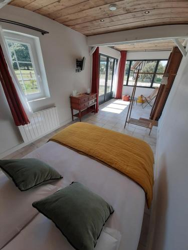 Saint-Pierre-du-ValにあるLa Hulotièreの窓付きの部屋にベッド付きのベッドルーム1室があります。
