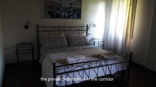 1 dormitorio con cama de hierro forjado en B&B Villa Trotter, en Mira