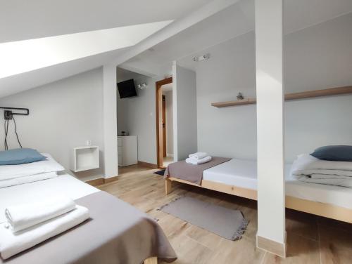 Una cama o camas en una habitación de Apart Hostel S8