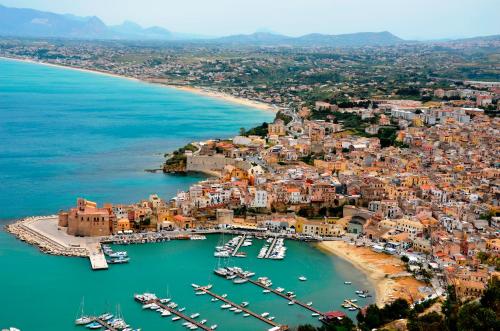 uma vista aérea de um porto com barcos na água em Castellammare Holiday em Alcamo Marina