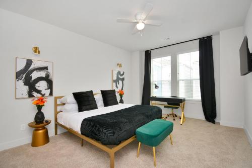 een slaapkamer met een bed, een stoel en een bureau bij Emerald Palace - New, Modern 3BR Townhome close to downtown, NRG, Med Ctr in Houston