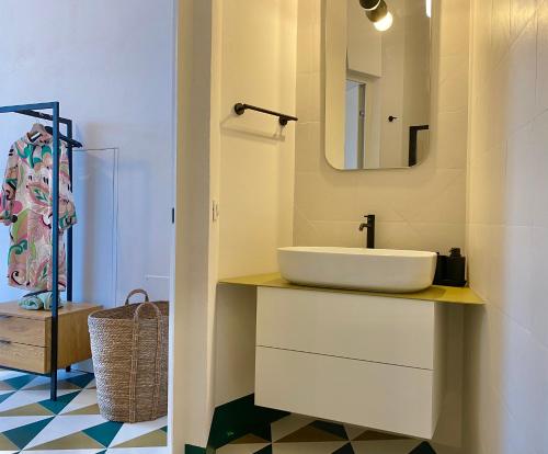 een badkamer met een wastafel en een spiegel bij Super Giù - Monolocale Superior in Ragusa