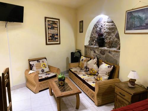 sala de estar con 2 sofás y chimenea en La Capilla Apartment In ExHacienda La Escalera en Guanajuato
