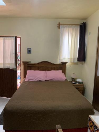 een slaapkamer met een groot bed in een kamer bij La Capelina Apartment in ExHacienda la Escalera in Guanajuato
