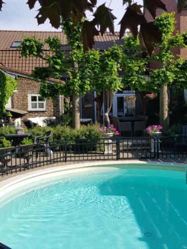 Bazén v ubytování B&B Le Jardin nebo v jeho okolí