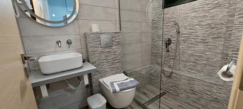 パルガにあるA Vistaのバスルーム(トイレ、洗面台、シャワー付)