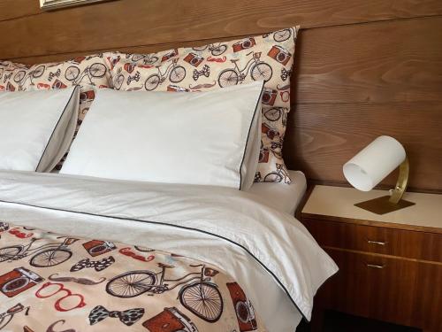 ブルーニコにあるBed&Bike Bruneck - Brunicoのベッド(枕付)、ナイトスタンド(ランプ付)