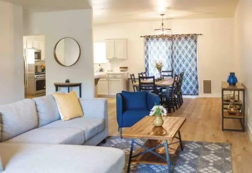 Gateway Retreat: Short Drive to the Sequoias in Visalia