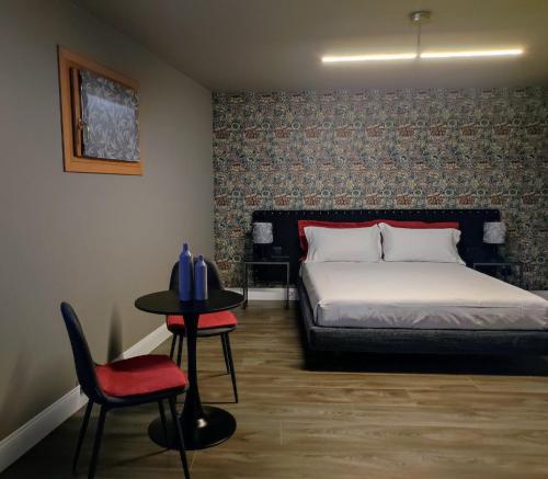 ヴァルドッビアーデネにあるCasetta Morrisのベッドルーム1室(ベッド1台、テーブル、椅子付)
