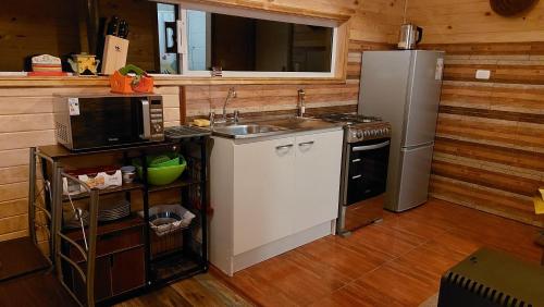 Una cocina o cocineta en Cabañas El Roble