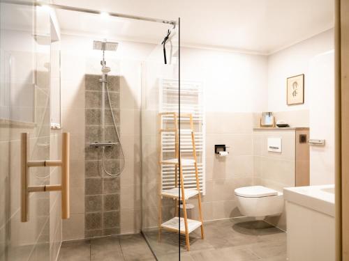 a bathroom with a shower and a toilet at Das Sellin - Auszeit mit eigenem Seezugang und Sonnengarten in Heringsdorf