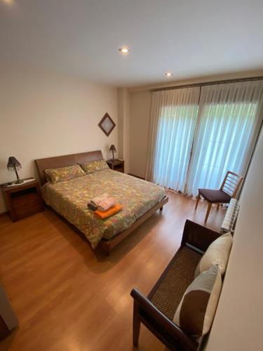 um quarto com uma cama e um sofá em Els Verns em Ribes de Freser