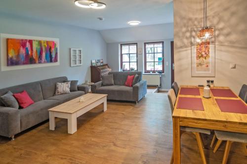 ein Wohnzimmer mit einem Sofa und einem Tisch in der Unterkunft Gulfhof Alt-Addenhausen in Neuharlingersiel