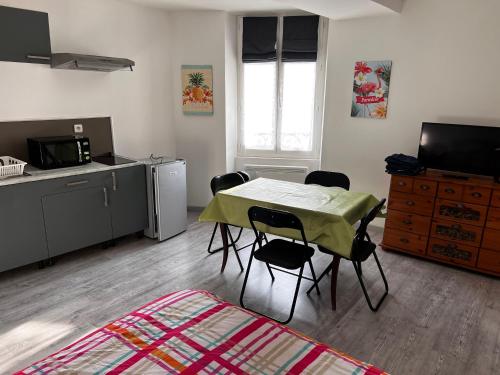 eine Küche mit einem Tisch und Stühlen im Zimmer in der Unterkunft F2 gatinais in Pithiviers