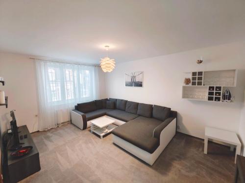 a living room with a couch and a table at Apartmán v centru in Karlovy Vary