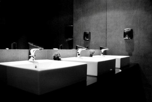 a bathroom with two sinks and a mirror at Paredes Design Hotel in Paredes