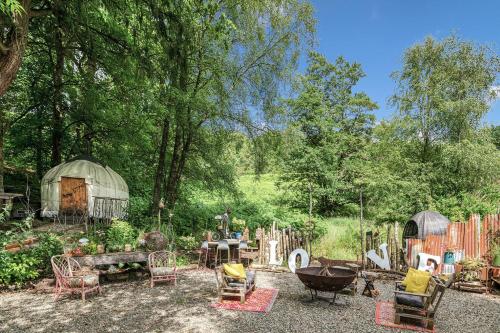 um quintal com uma tenda, cadeiras e uma mesa em The Loveshack Lodge Balquhidder em Balquhidder