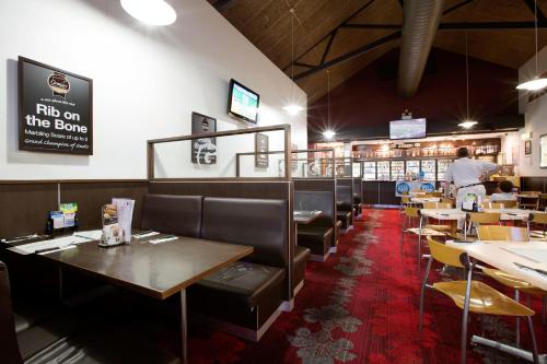 Un restaurante o sitio para comer en Glenmore Tavern