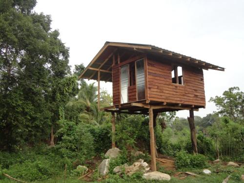 a tree house in the middle of a forest at Sigiri Forest View in Sigiriya