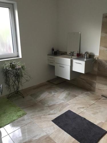 bagno con lavandino e specchio di Izba v čarovnom dome a Svätý Jur