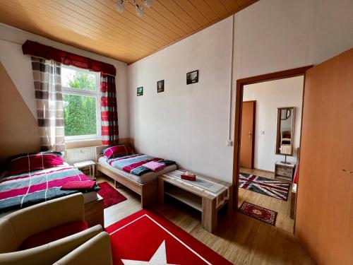 ein Wohnzimmer mit einem Sofa und einem Tisch in der Unterkunft Abdalla Apartments in Knittelfeld