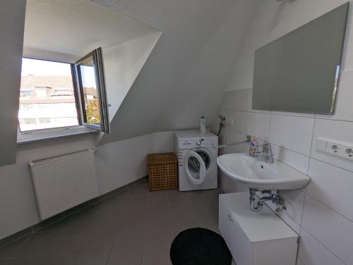 a white bathroom with a washing machine and a sink at Schönes 2 Zimmer Appartment in der Altstadt von Koblenz in Koblenz
