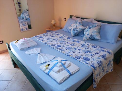 1 dormitorio con 2 camas y toallas. en Casuzza Serena, en Granelli