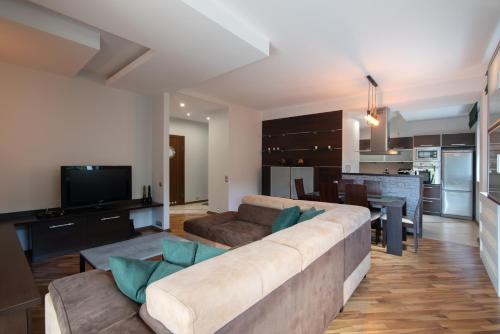 uma sala de estar com um sofá grande e uma cozinha em Apartament Andy Wisła em Wisla