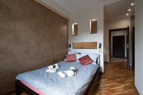 um quarto com uma cama com toalhas em Apartament Andy Wisła em Wisla