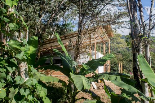 a house under construction in the woods at Casa el Ocobo, proyecto ecodependiente in Silvania