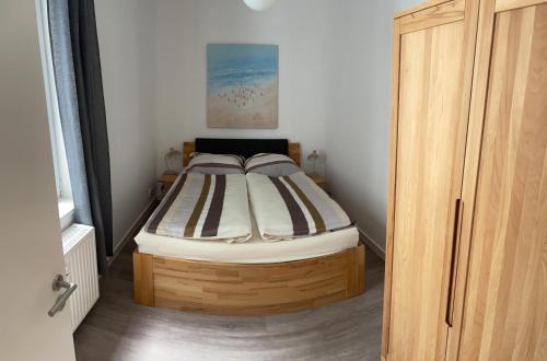 ein kleines Schlafzimmer mit einem Bett in einem Zimmer in der Unterkunft Ruhige Ferienwohnung in Rostock