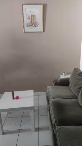 sala de estar con sofá y mesa en T1 L'Orchidée - 10min à pied de la gare, en Montpellier