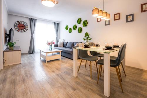 菲拉赫的住宿－BoRa Apartments，客厅配有桌子和沙发