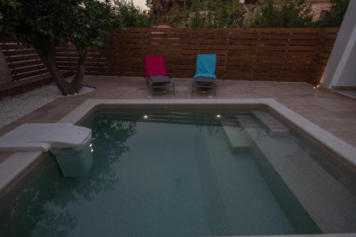 Villa Samos - Renovated stone villa with private pool- 2 min from the sea!の敷地内または近くにあるプール