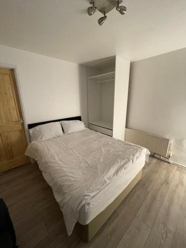 1 dormitorio con 1 cama y ventilador de techo en Travel Legend Stays 1 or 2 bedroom place with Hot Tub, en Farnham Royal