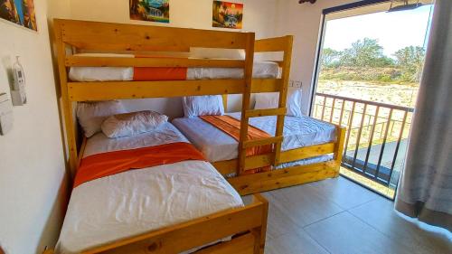 2 Etagenbetten in einem Zimmer mit Balkon in der Unterkunft Sun Cottage - Mar Adentro in Santa Cruz de la Sierra