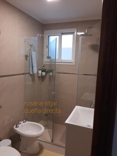 y baño con ducha, aseo y lavamanos. en Departamento zona plaza Colon en Mar del Plata