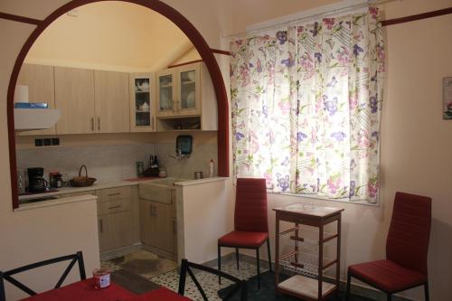 Capital apartment next to Metro station with parking spot to explore Athens