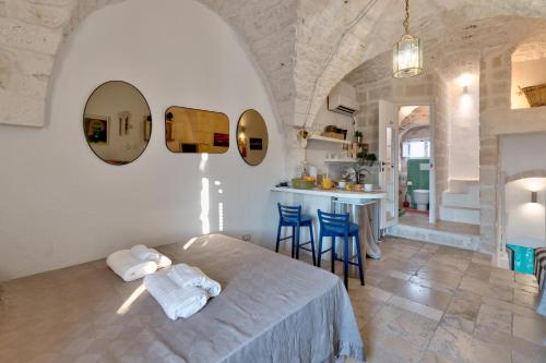 1 dormitorio con 1 cama y cocina con encimera en Loft Parisi, en Ostuni