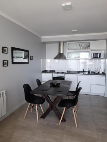 cocina con mesa y sillas en una habitación en Malala departamento en Santa Fe - ALOJAMIENTO DE CALIDAD en Santa Fe