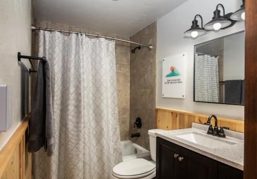 Vannituba majutusasutuses Carson Cabin - King Beds, Mountain Views, Mins to Town