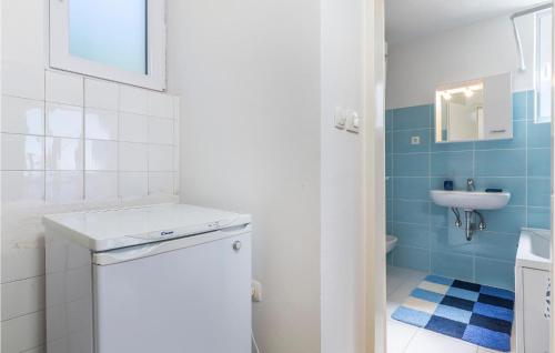 y baño con lavabo y aseo. en 2 Bedroom Awesome Apartment In Icici en Ičići