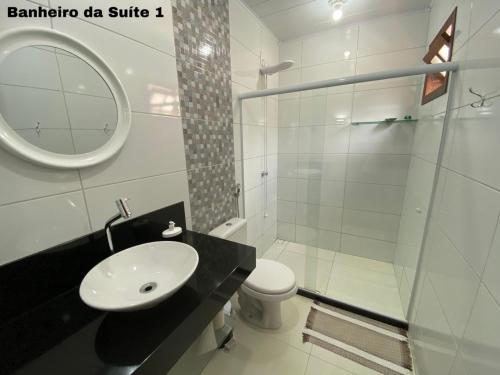 y baño con lavabo, aseo y espejo. en Casa de Campo no Caravaggio ao lado da Cervejaria Três Santas en Santa Teresa