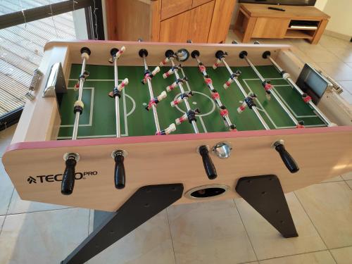 a wooden snooker table with a rack of cues at GITE DE L'ORCHIDÉE P M r in Locmaria-Grand-Champ
