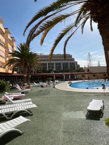The swimming pool at or close to LOS ANGELES APARTMENT Los Cristianos